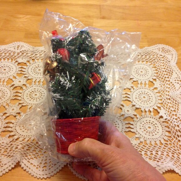 Holiday napkin rings and mini tree with presents - Picture 5 of 5